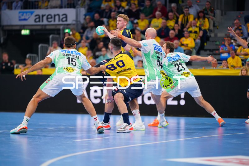 Haukur Thrastarson (#25; Rhein Neckar Löwen) mit Ball gegen die Abwehr des SC Magdeburg