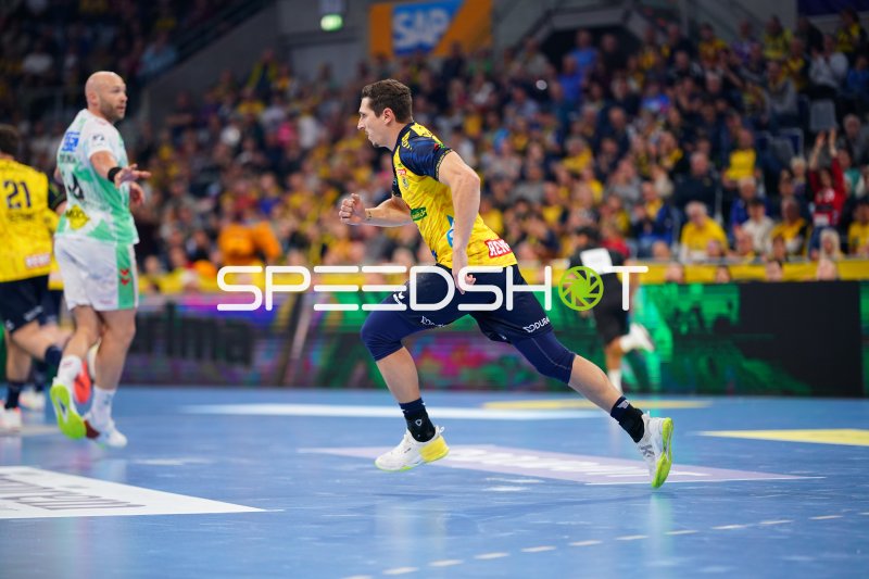 Spieler der Rhein Neckar Löwen im Sprint gegen den SC Magdeburg