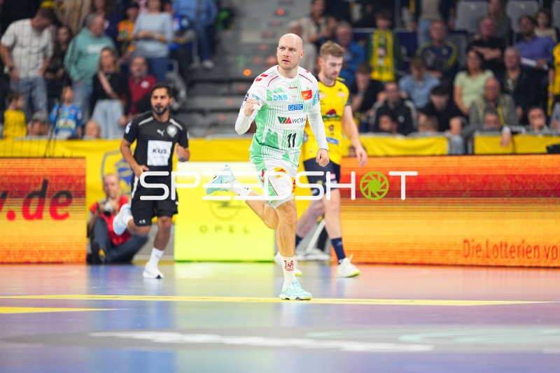 Daniel Pettersson (#11; SC Magdeburg) jubelt mit geballter Faust