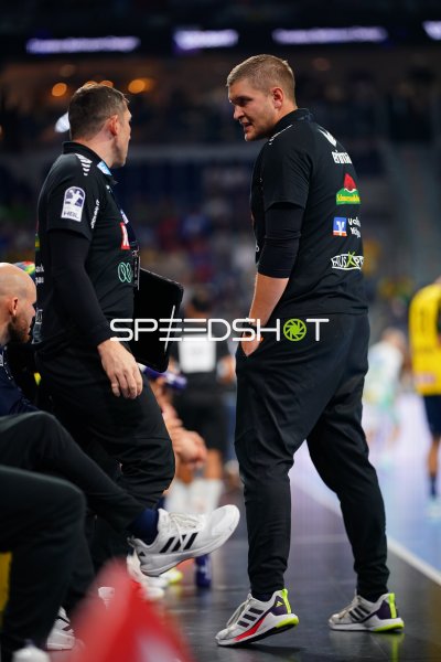 Zwei Betreuer im Gespräch an der Seitenlinie in der SAP Arena