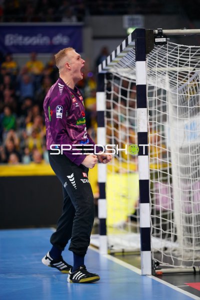 David Späth (#29; Rhein Neckar Löwen) jubelt mit geballten Fäusten im Tor