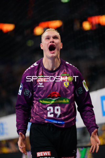David Späth (#29; Rhein Neckar Löwen) schreit seine Emotionen heraus
