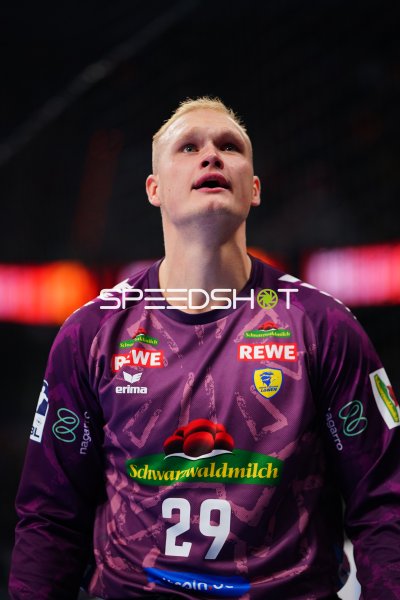 David Späth (#29; Rhein Neckar Löwen) blickt im Torwarttrikot nach oben