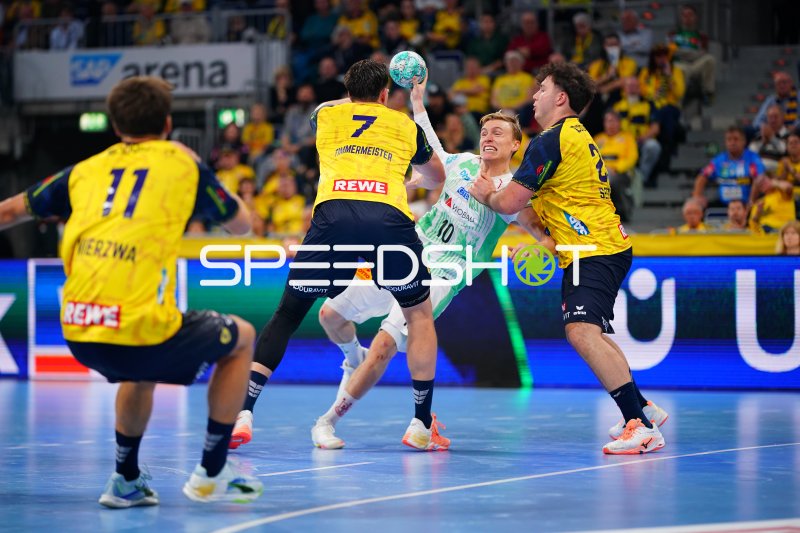 Gisli Thorgeir Kristjansson (#10; SC Magdeburg) im Zweikampf mit Aron Seesing (#21; Rhein Neckar Löwen)