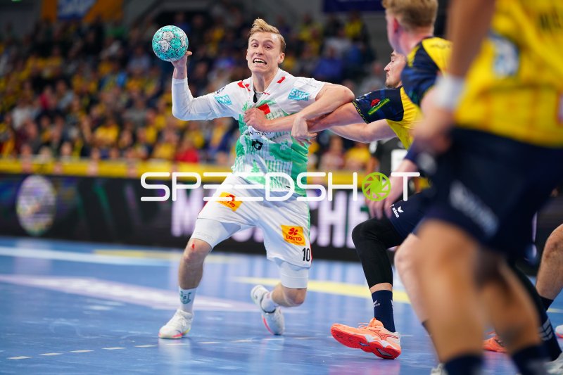 Gisli Thorgeir Kristjansson (#10; SC Magdeburg) im Angriff gegen die Löwen-Abwehr