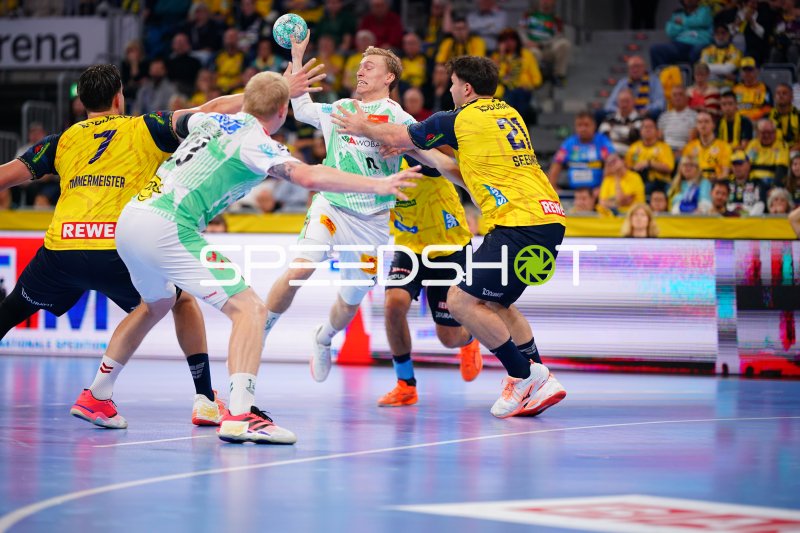 Gisli Thorgeir Kristjansson (#10; SC Magdeburg) im Wurfversuch gegen die Löwen-Abwehr