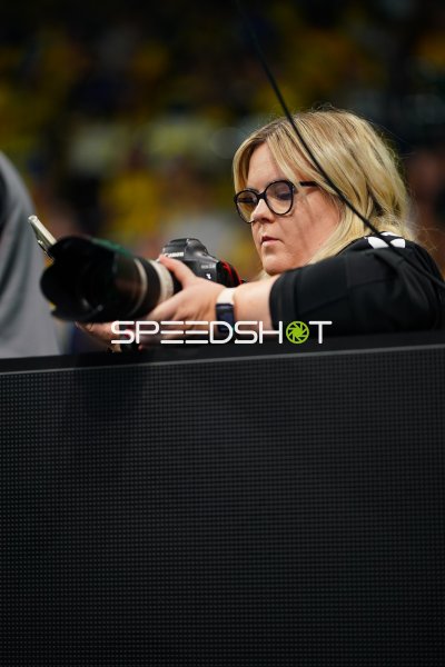 Fotografin mit Canon-Kamera und Teleobjektiv an der Bande in der SAP Arena