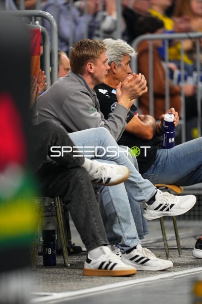 Edwin Aspenbäck (#78; Rhein Neckar Löwen) klatscht am Spielfeldrand in der SAP Arena