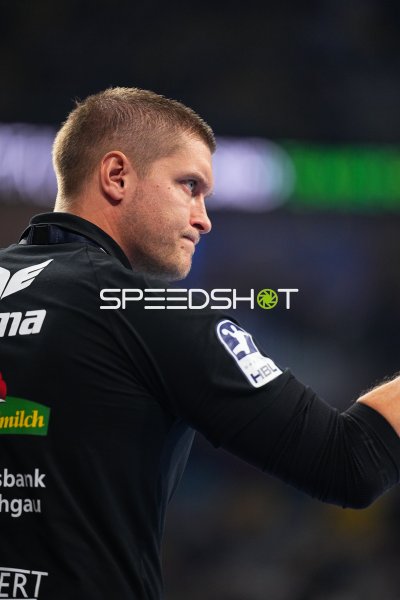Konzentrierter Blick im Profil mit ausgestrecktem Arm in der SAP Arena Mannheim