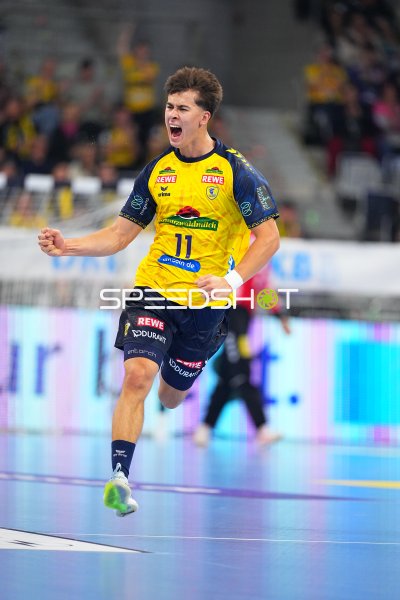 Niclas Mierzwa (#11; Rhein Neckar Löwen) jubelt mit geballter Faust