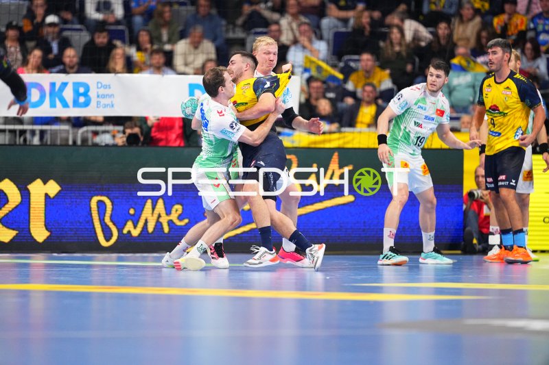Jannik Kohlbacher (#80; Rhein Neckar Löwen) im Zweikampf mit der Abwehr des SC Magdeburg