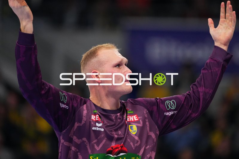 David Späth (#29; Rhein Neckar Löwen) hebt beide Arme in der SAP Arena