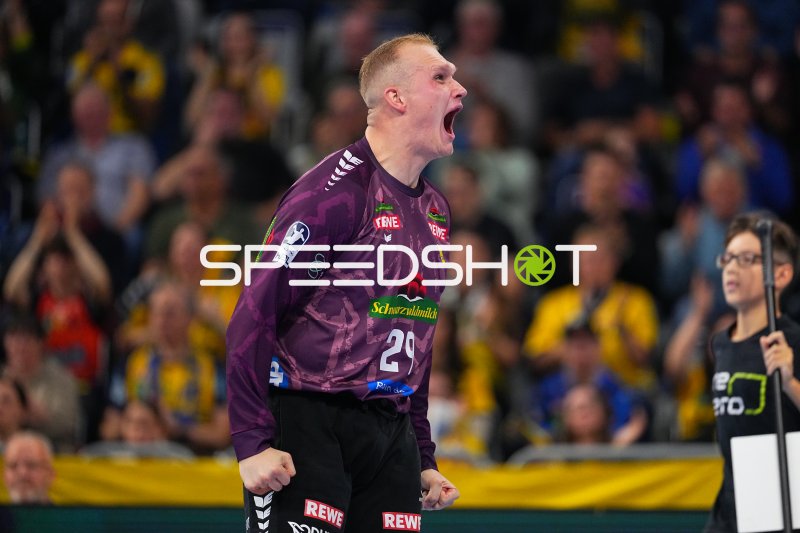 David Späth (#29; Rhein Neckar Löwen) jubelt mit geballten Fäusten