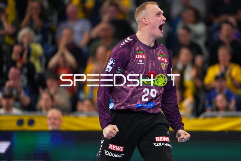 David Späth (#29; Rhein Neckar Löwen) jubelt mit geballten Fäusten
