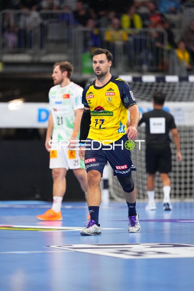 Dani Baijens (#77; Rhein Neckar Löwen) geht über das Spielfeld