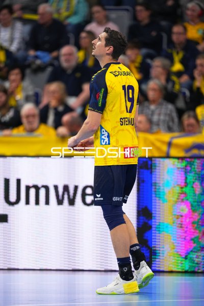 Marius Steinhauser (#19; Rhein Neckar Löwen) blickt in der SAP Arena nach oben