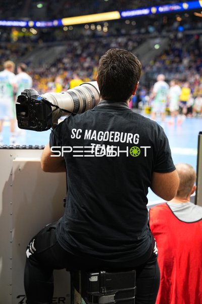 Fotograf mit Teleobjektiv am Spielfeldrand der SAP Arena