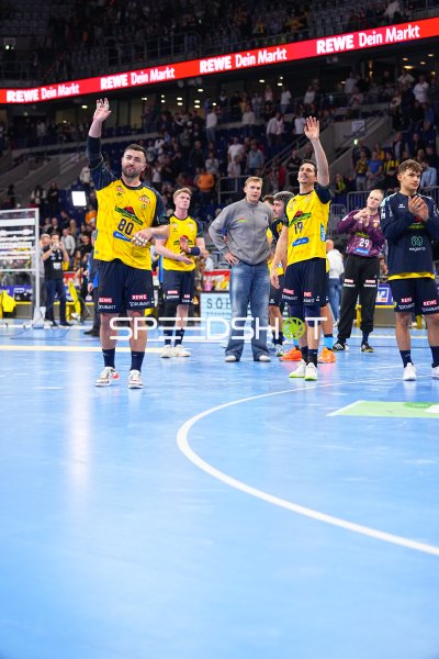 Jannik Kohlbacher (#80; Rhein Neckar Löwen) und Marius Steinhauser (#19; Rhein Neckar Löwen) winken den Fans