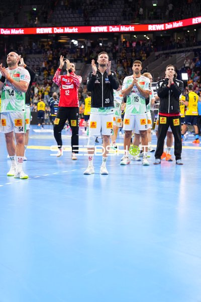 Magdeburger Spieler applaudieren nach dem Spiel in der SAP Arena den Fans