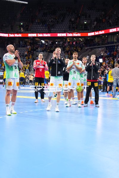 Oscar Bergendahl (#54; SC Magdeburg) und Teamkollegen applaudieren den Fans in der SAP Arena