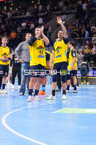 Marius Steinhauser (#19; Rhein Neckar Löwen) und Jannik Kohlbacher (#80; Rhein Neckar Löwen) bedanken sich bei den Fans
