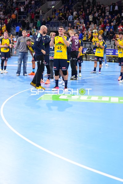 Halil Jaganjac (#45; Rhein Neckar Löwen) lächelt mit gefalteten Händen auf dem Spielfeld