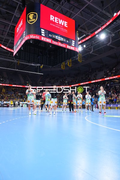 Magdeburger Spieler bedanken sich nach Spielende bei den Fans in der SAP Arena