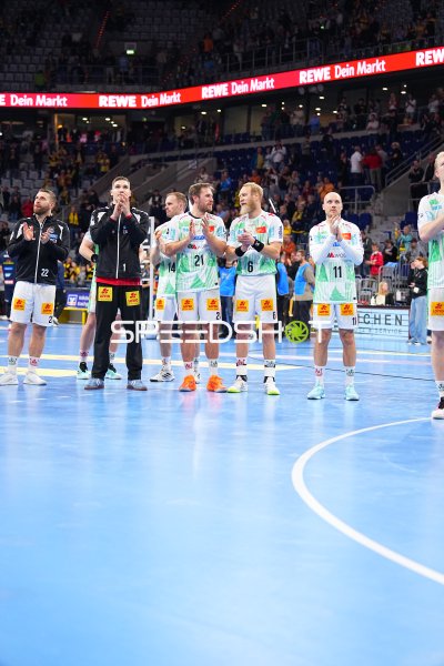 Daniel Pettersson (#11; SC Magdeburg) und Teamkollegen applaudieren nach dem Spiel in der SAP Arena
