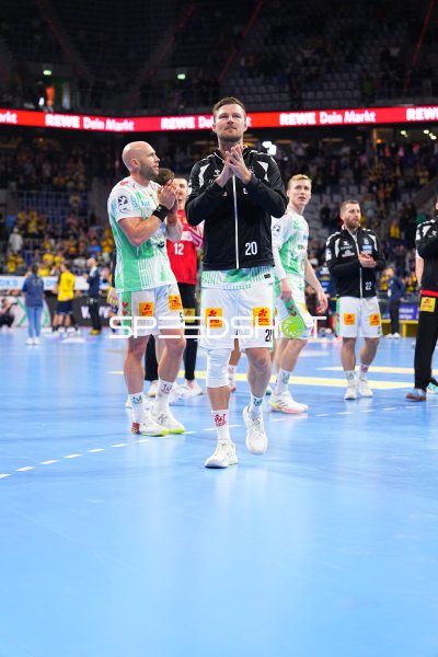 Philipp Weber (#20; SC Magdeburg) klatscht nach dem Spiel in der SAP Arena