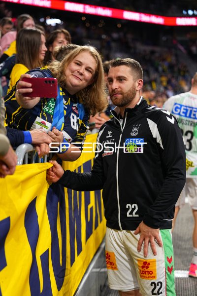 Lukas Mertens (#22; SC Magdeburg) beim Selfie mit Fan in der SAP Arena