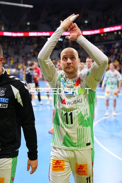 Daniel Pettersson (#11; SC Magdeburg) applaudiert mit erhobenen Händen in der SAP Arena