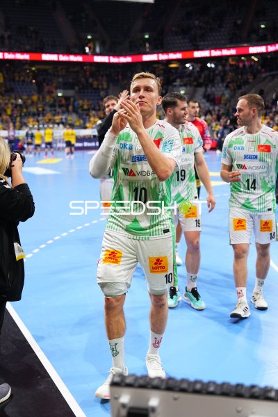 Gisli Thorgeir Kristjansson (#10; SC Magdeburg) applaudiert mit Omar Ingi Magnusson (#14; SC Magdeburg)