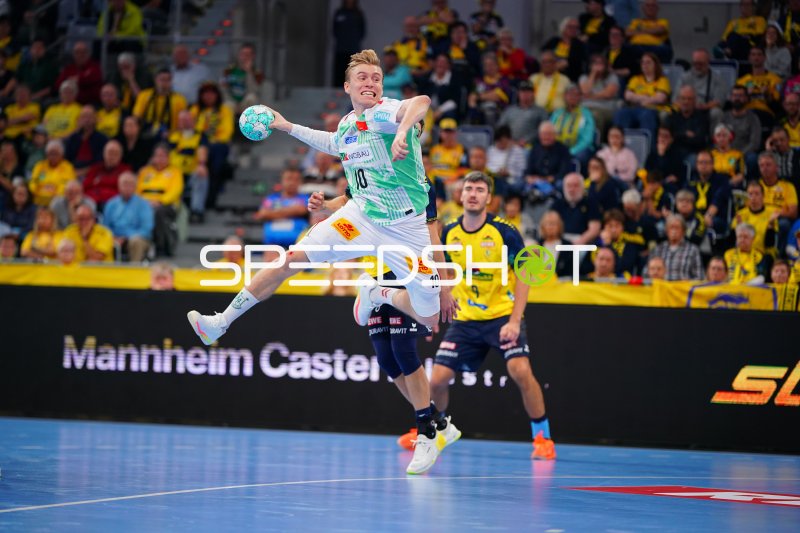Gisli Thorgeir Kristjansson (#10; SC Magdeburg) im Sprungwurf gegen die Abwehr der Rhein Neckar Löwen