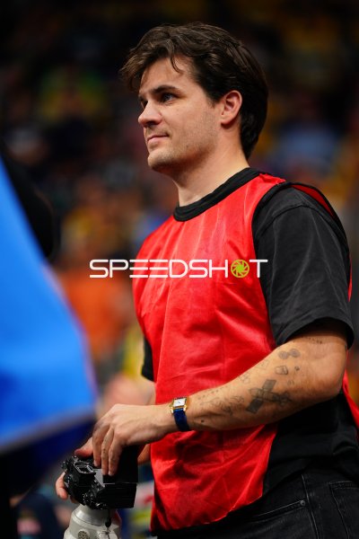 Fotograf mit roter Fotoweste und Kamera am Spielfeldrand in der SAP Arena