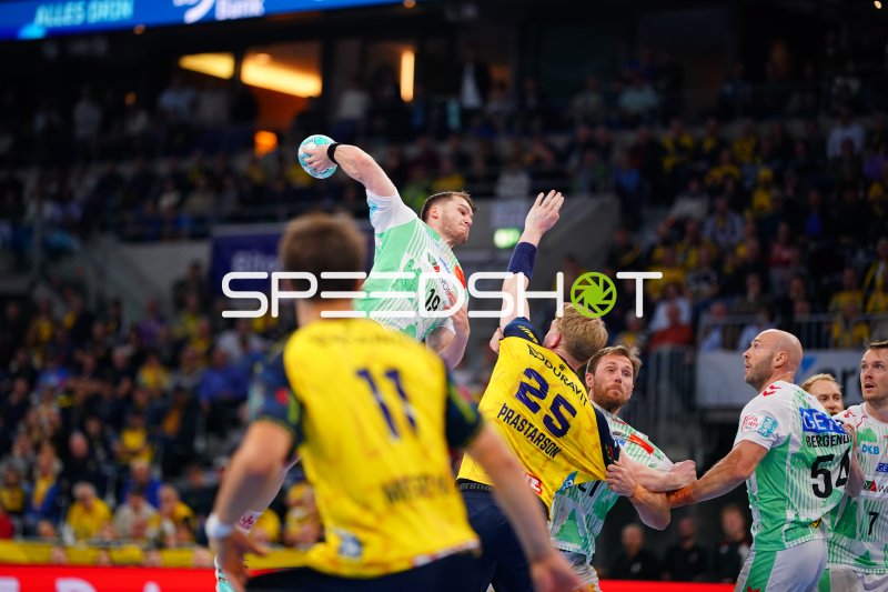Elvar Örn Jonsson (#19; SC Magdeburg) im Sprungwurf gegen die Abwehr der Rhein Neckar Löwen