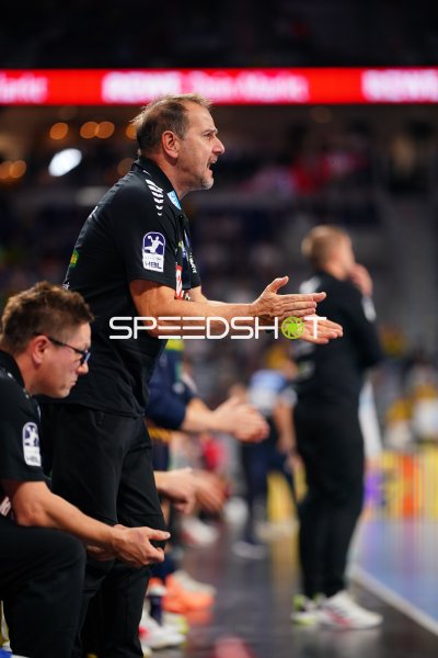 Trainer an der Seitenlinie gibt Anweisungen in der SAP Arena