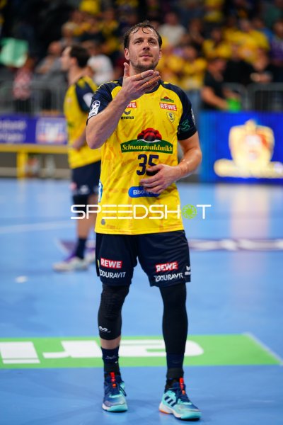 Kentin Mahé (#35; Rhein Neckar Löwen) wirft eine Kusshand ins Publikum