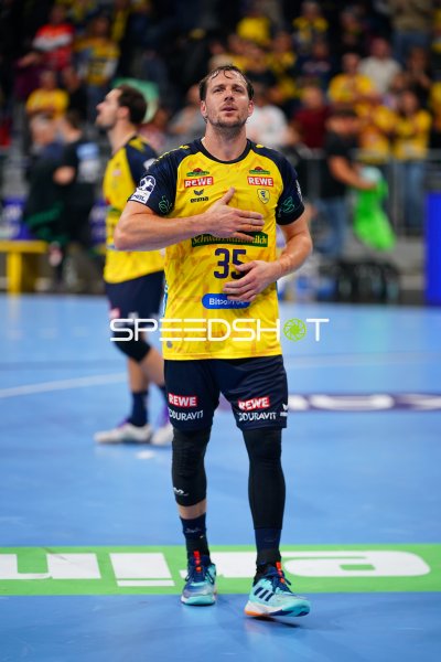 Kentin Mahé (#35; Rhein Neckar Löwen) legt die Hand aufs Herz