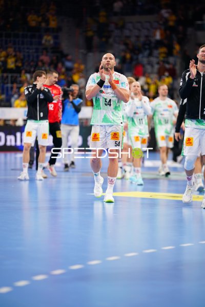 Oscar Bergendahl (#54; SC Magdeburg) applaudiert in der SAP Arena