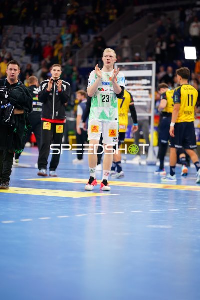 Magnus Saugstrup (#23; SC Magdeburg) applaudiert nach dem Spiel in der SAP Arena