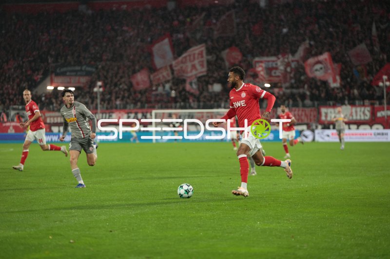 Lucas Brumme (#14; Rot-Weiss Essen) im Angriff gegen Nicolas Oliveira