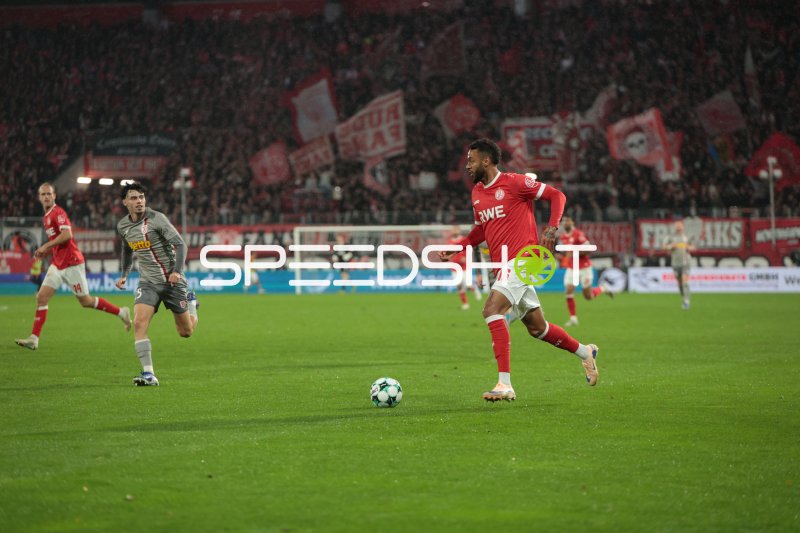 Lucas Brumme (#14; Rot-Weiss Essen) mit Ball gegen Nicolas Oliveira (#25; SSV Jahn Regensburg)