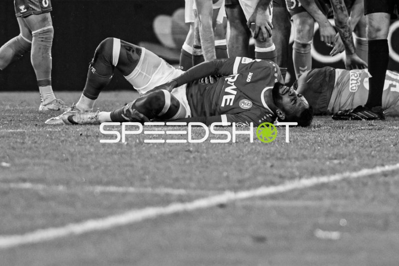 Spieler von Rot-Weiss Essen am Boden, hält sein Knie