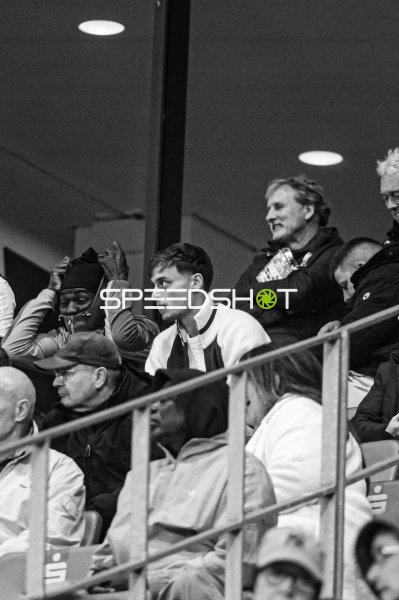 Zuschauer auf der Tribüne im Stadion an der Hafenstraße in Essen