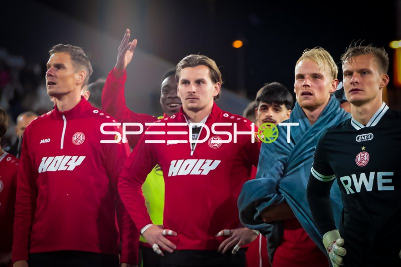 Felix Wienand, Jakob Golz und Ben Hüning (Rot-Weiss Essen) im Stadion an der Hafenstraße