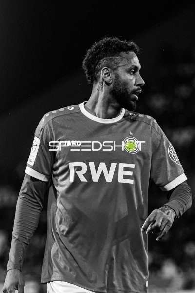 Spieler von Rot-Weiss Essen im Profil vor dunklem Hintergrund