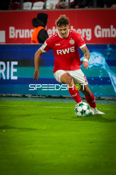 Jannik Hofmann (Rot-Weiss Essen) führt den Ball am Spielfeldrand