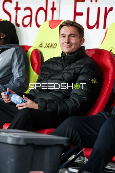 Romero Gerres (Rot-Weiss Essen) auf der Ersatzbank