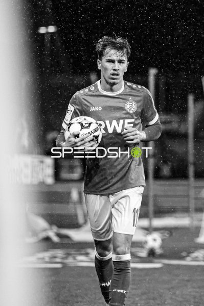 Noah Pesch (#11; Rot-Weiss Essen) mit dem Spielball im Regen