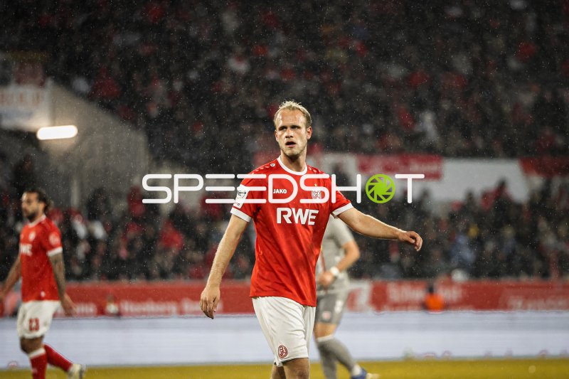 Lucas Brumme (Rot-Weiss Essen) im Regen im Stadion an der Hafenstraße